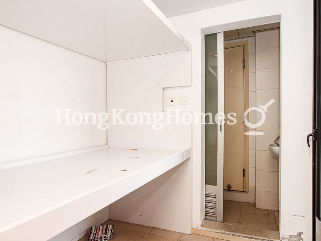 Maid's Room and Bathroom — Residence Bel-Air - Phase 06 - Bel-Air No. 8, Tower 2, Pokfulam