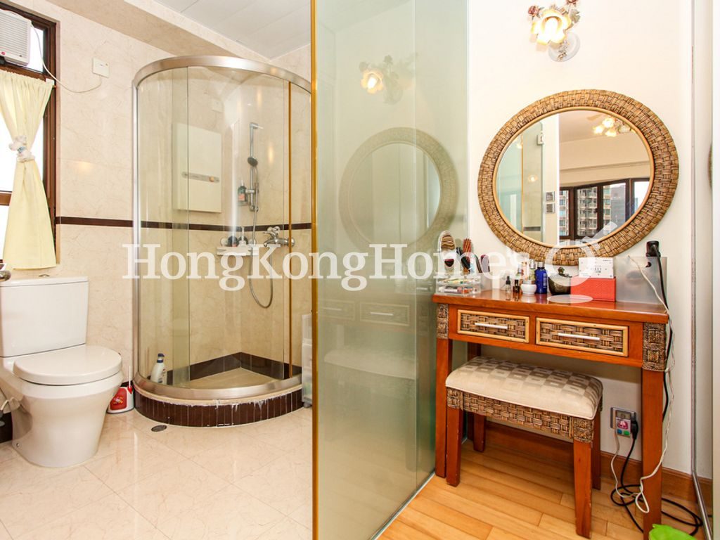 Master Bathroom — Wing Way Court, Mid-levels Central