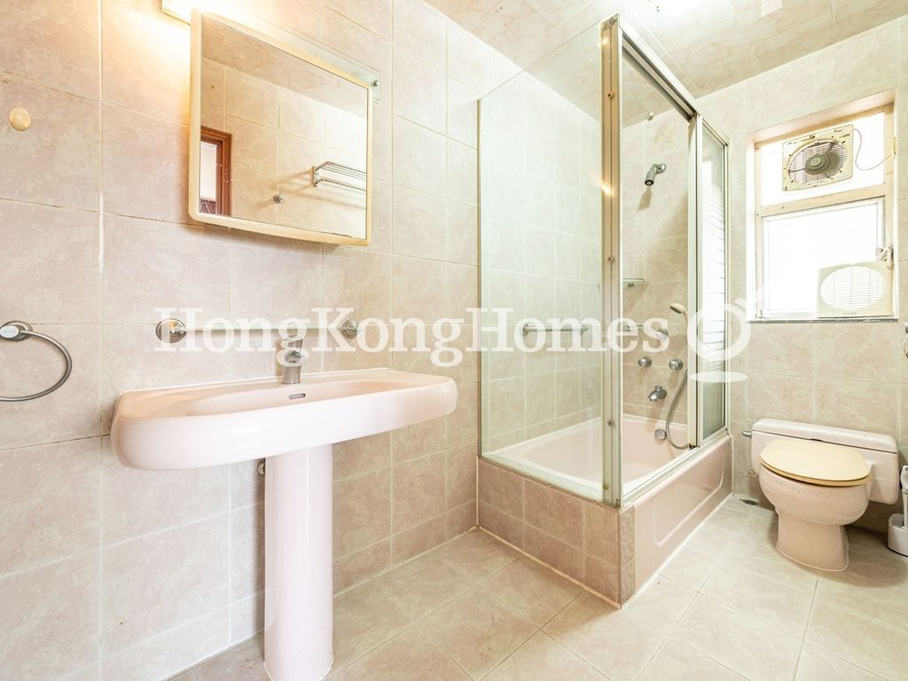 Master Bathroom — Baguio Villa - Block 22, Pokfulam
