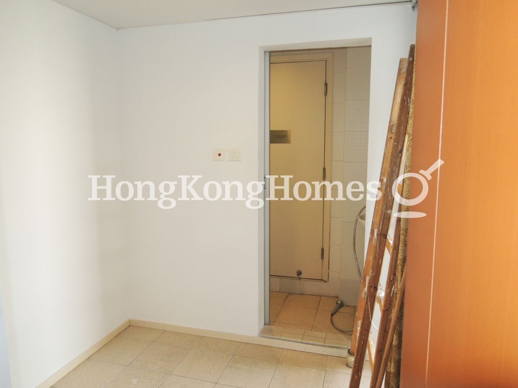 Maid's Room with Bathroom — Residence Bel-Air - Phase 06 - Bel-Air No. 8, Tower 2, Pokfulam