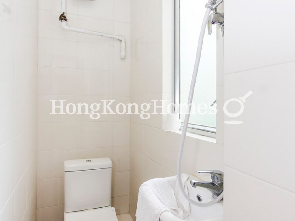 Maid's Bathroom — Robinson Garden Apartment - Block 03D-03E, Mid-levels West