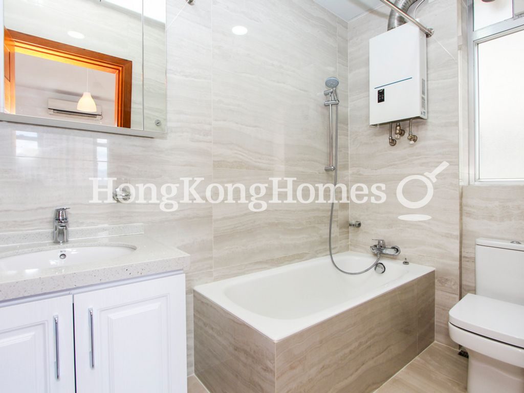 Master Bathroom — Robinson Garden Apartment - Block 03D-03E, Mid-levels West
