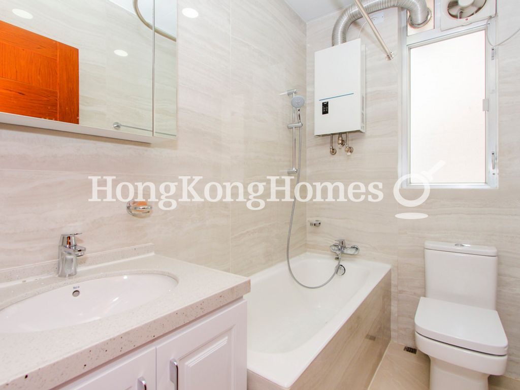 Guest Bathroom — Robinson Garden Apartment - Block 03D-03E, Mid-levels West