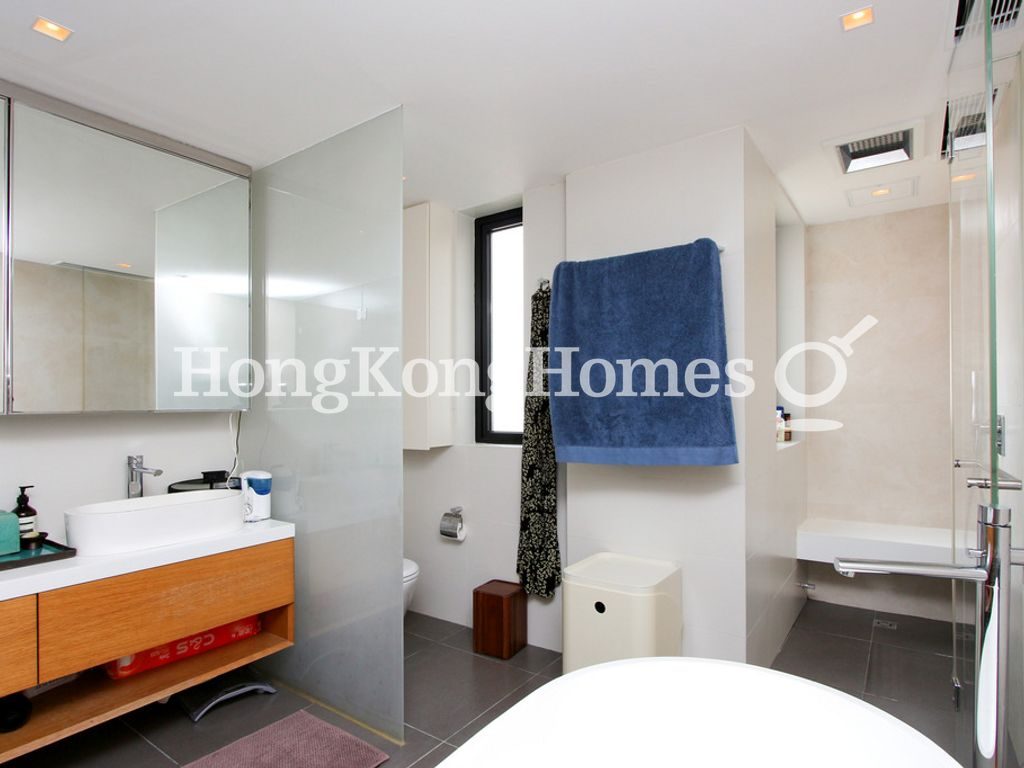Master Bathroom — Seaview Mansions, Mid-levels Central