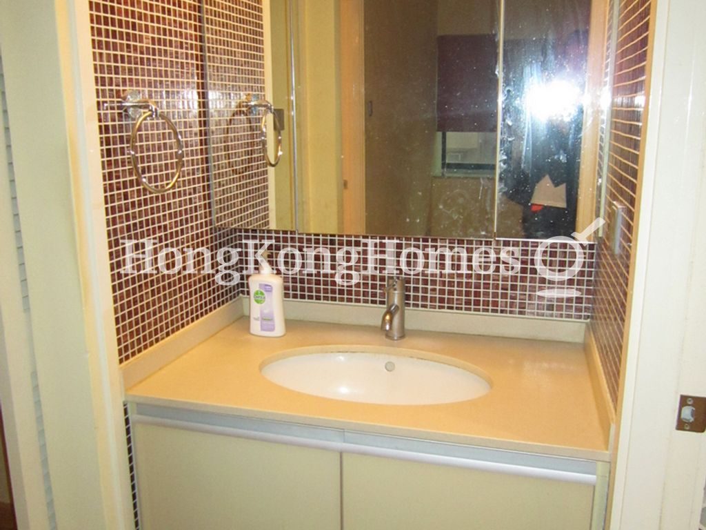 Guest Bathroom — Claymore Lodge, Happy Valley