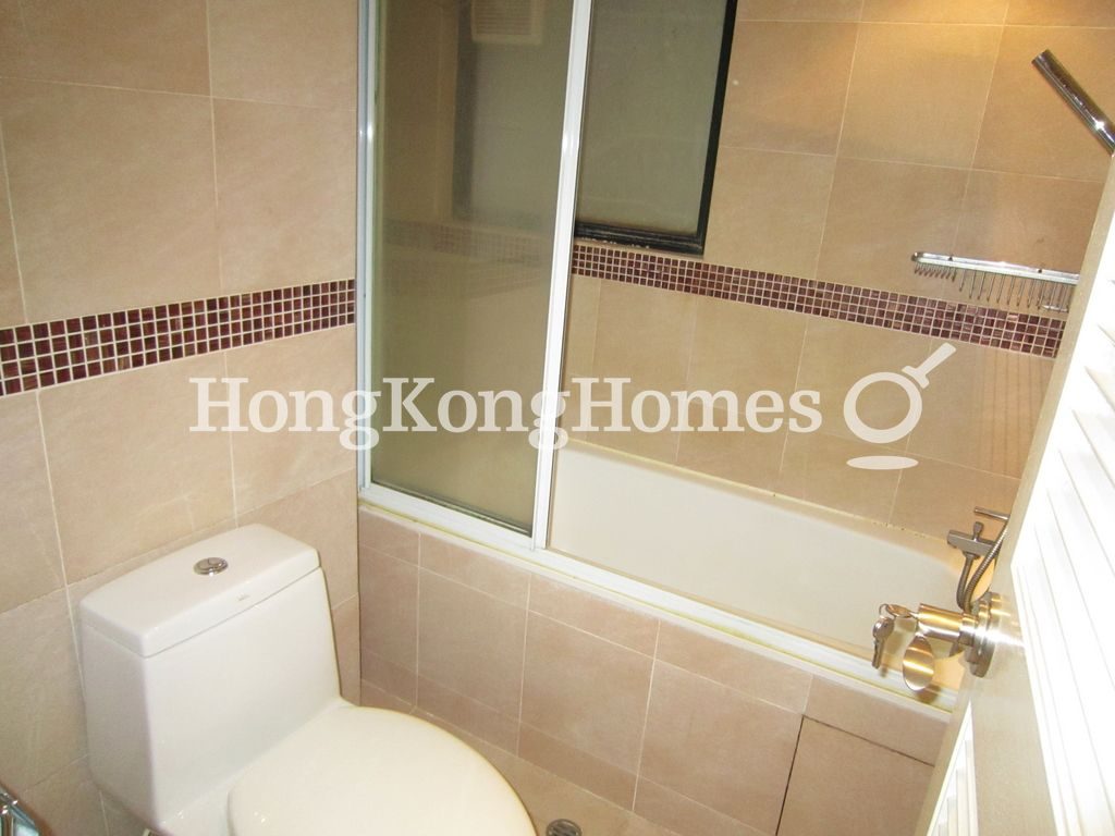 Guest Bathroom — Claymore Lodge, Happy Valley