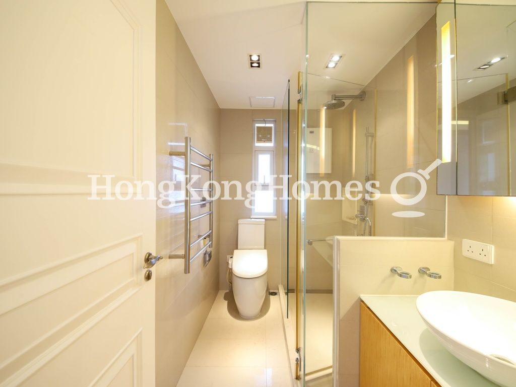 Guest Bathroom — Baguio Villa - Block 38, Pokfulam
