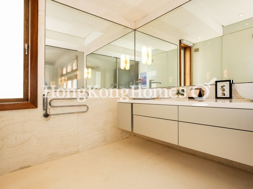 Master Bathroom — Fulham Garden Blk A-B, Pokfulam