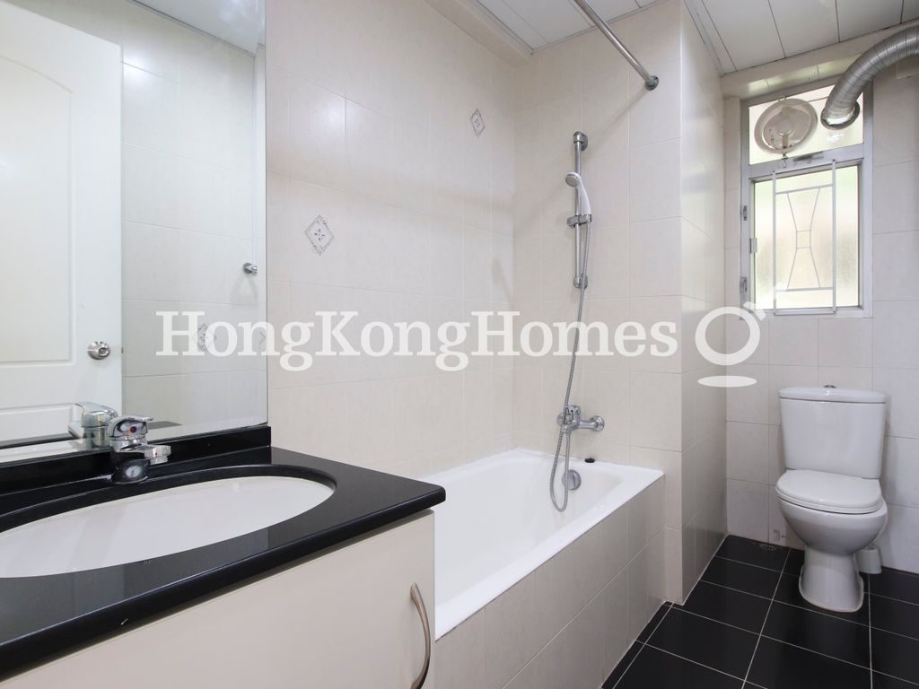 Guest Bathroom — Sea and Sky Court, Stanley