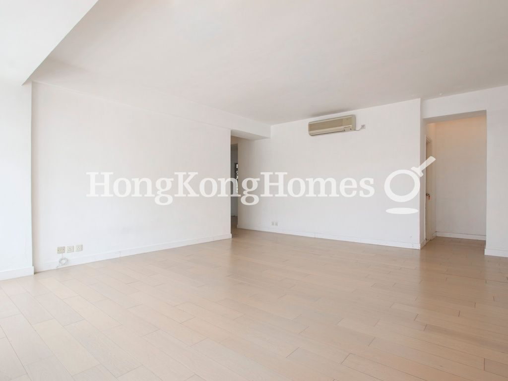 Living and Dining Room — Sea and Sky Court, Stanley
