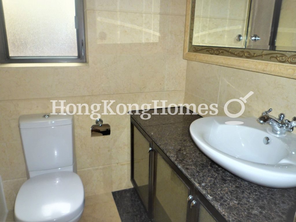 Master Bathroom — The Arch - Block 1 (Sky Tower), Tsim Sha Tsui