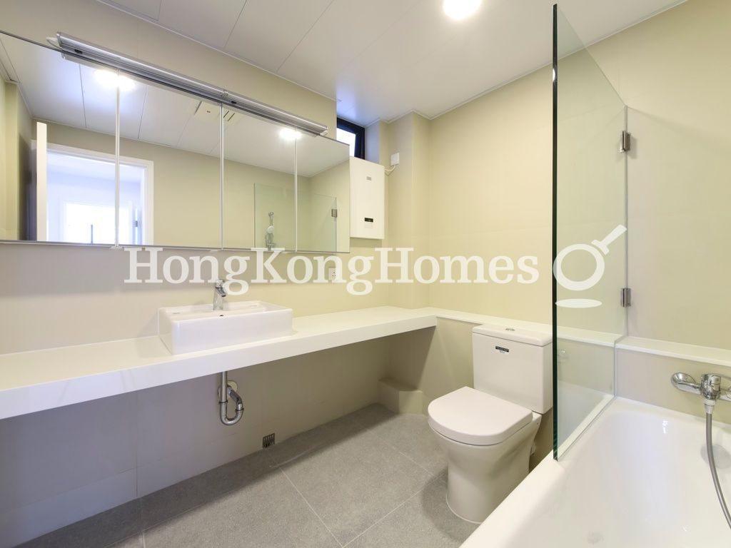 Master Bathroom — Happy Mansion, Mid-levels Central