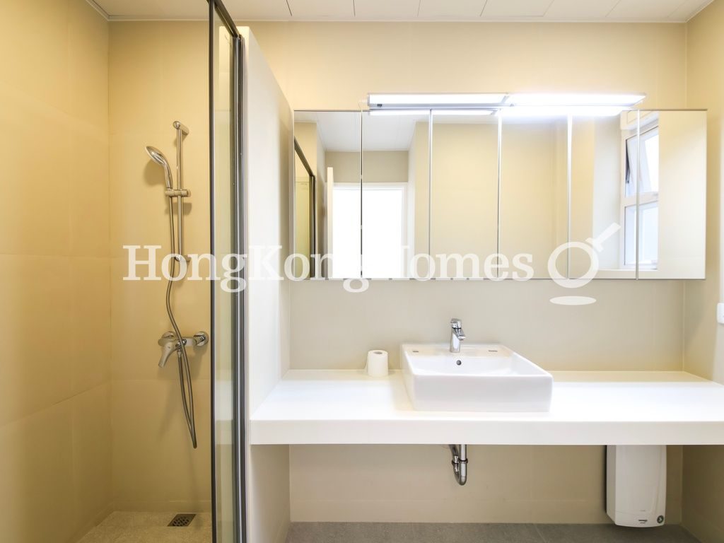 Second Ensuite Bathroom — Happy Mansion, Mid-levels Central