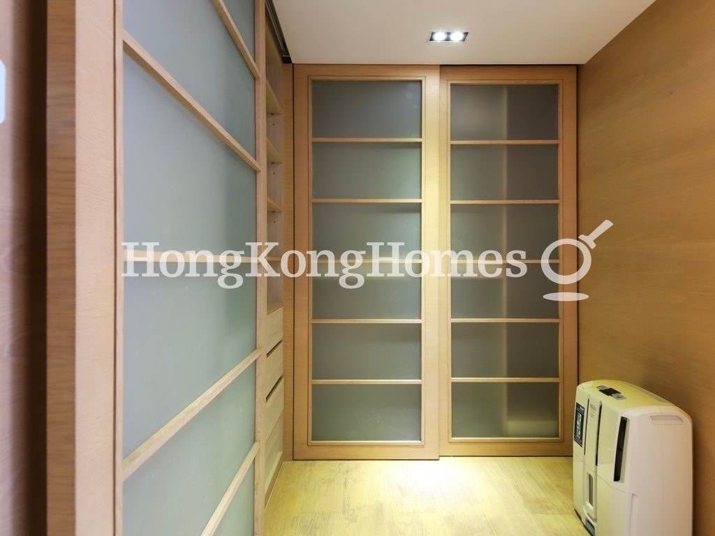 Walk-in Closet in Master Bedroom — Hatton Place, Mid-levels West