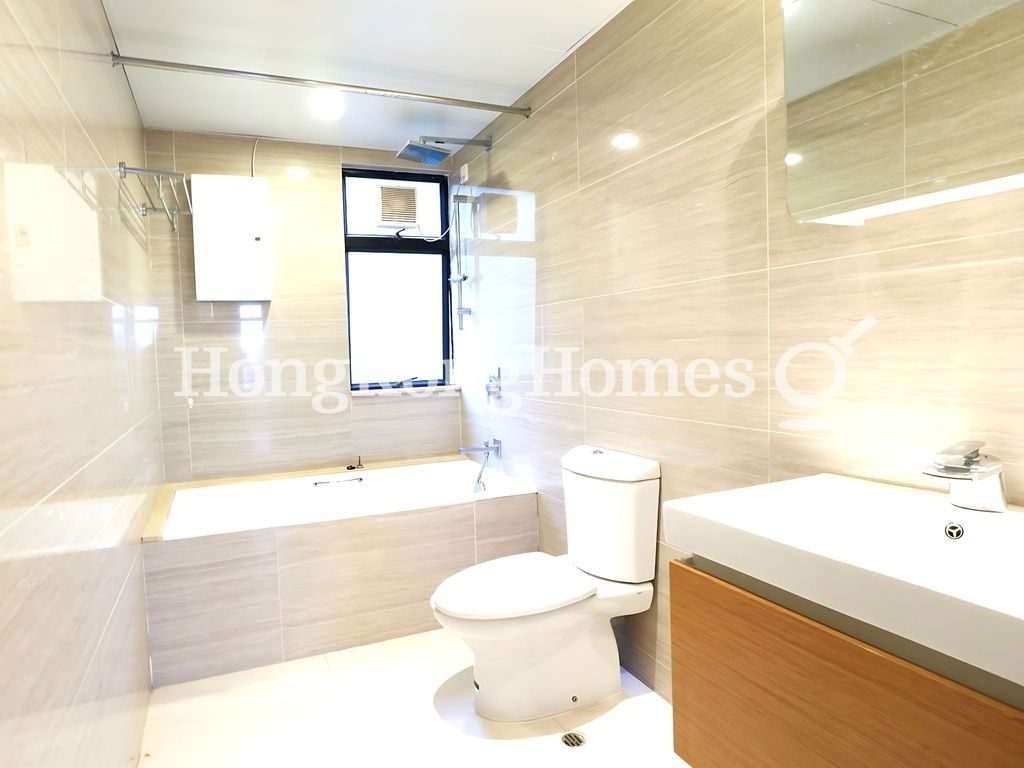 Master Bathroom — Grand Garden - Block 03, Repulse Bay