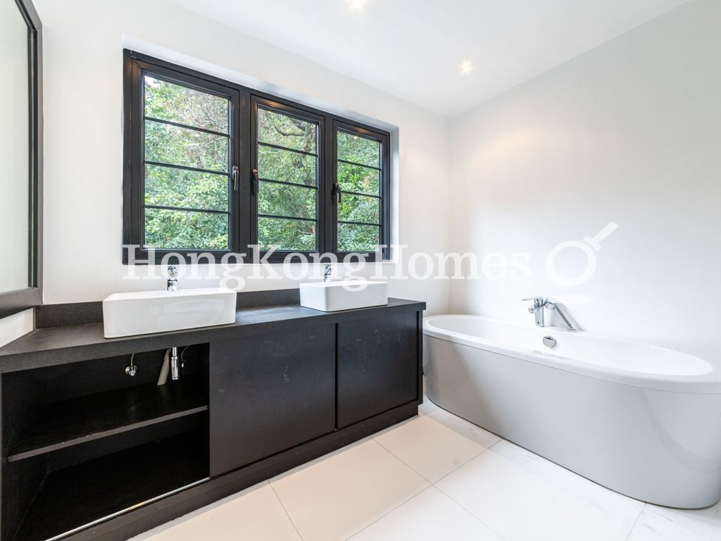 Master Bathroom — Ng Fai Tin, Clear Water Bay