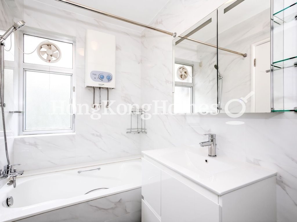 Master Bathroom — Scenic Villa - Block B1 (A-B), Pokfulam