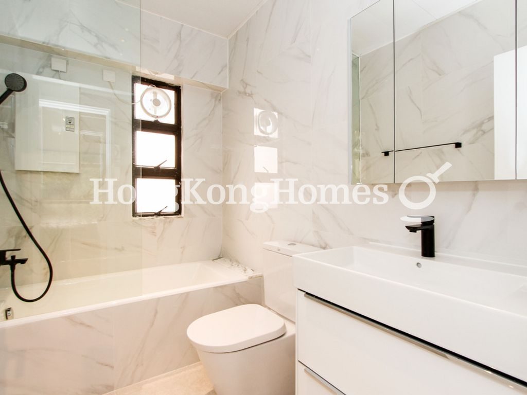 Master Bathroom — Tycoon Court - Block B, Mid-levels West