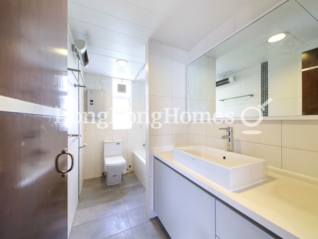 Guest Bathroom — Butler Towers, Jardine's Lookout