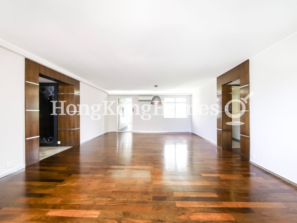 Living and Dining Room — Butler Towers, Jardine's Lookout