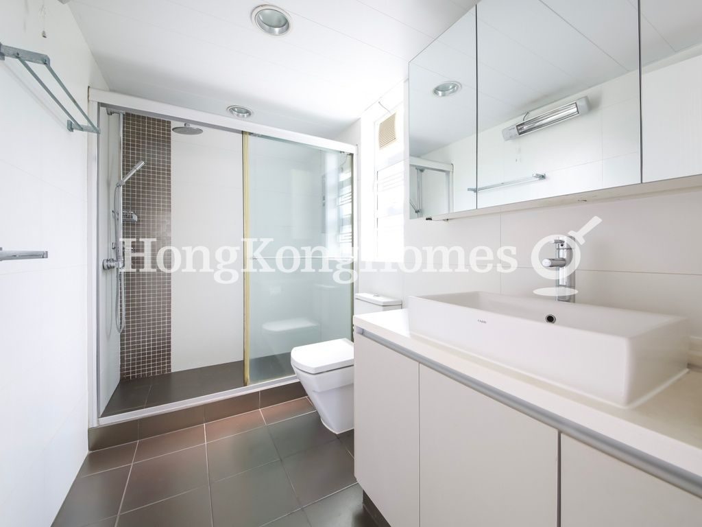 Master Bathroom — Butler Towers, Jardine's Lookout