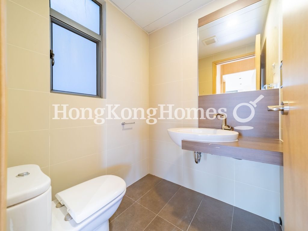 Guest Bathroom — Villa De Victoria, The Peak