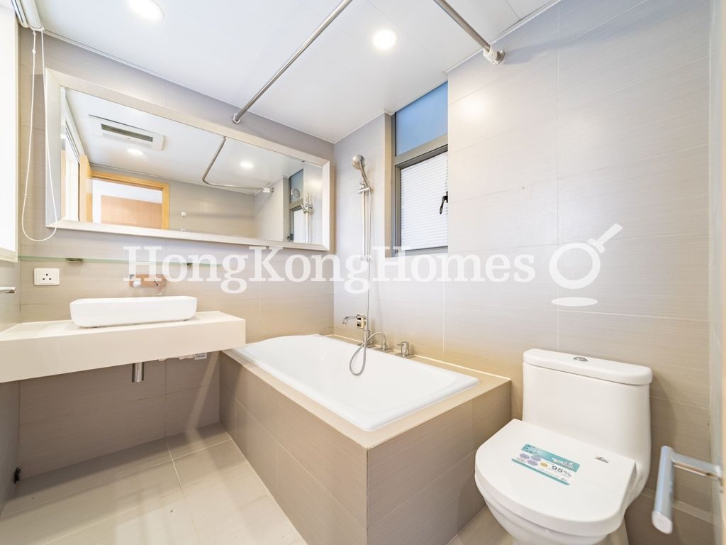 Second Ensuite Bathroom — Villa De Victoria, The Peak