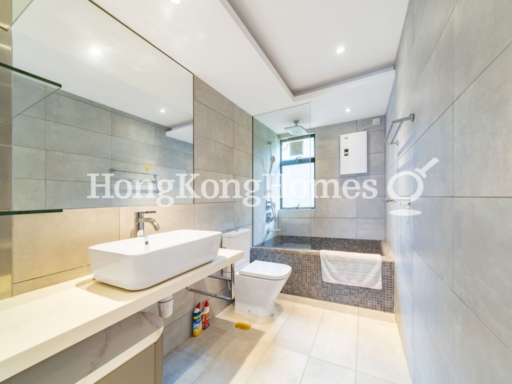 Master Bathroom — Grand Garden - Block 03, Repulse Bay