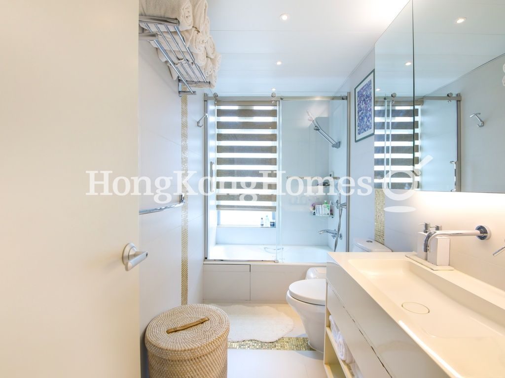 Guest Bathroom — Residence Bel-air - Phase 04, Peak Tower 01, Pokfulam