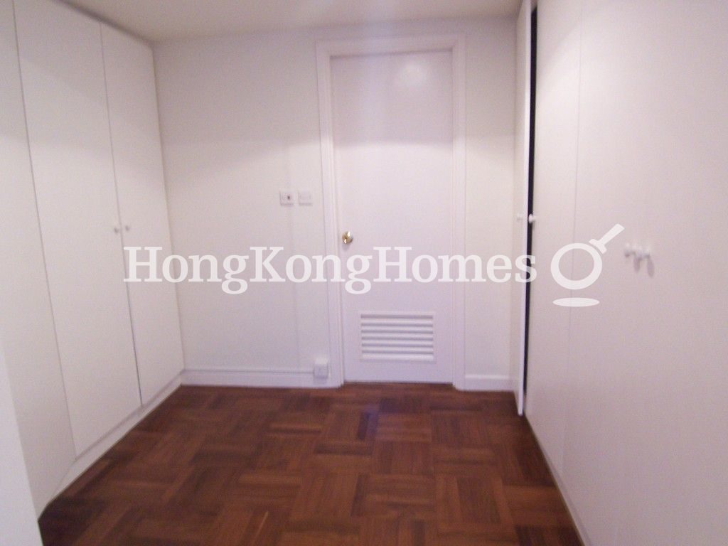 Walk-in Closet in Master Bedroom — The Redhill Peninsula - Block 07, Tai Tam