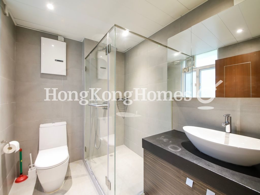 Second Ensuite Bathroom — Bo Kwong Apartments, Mid-levels Central