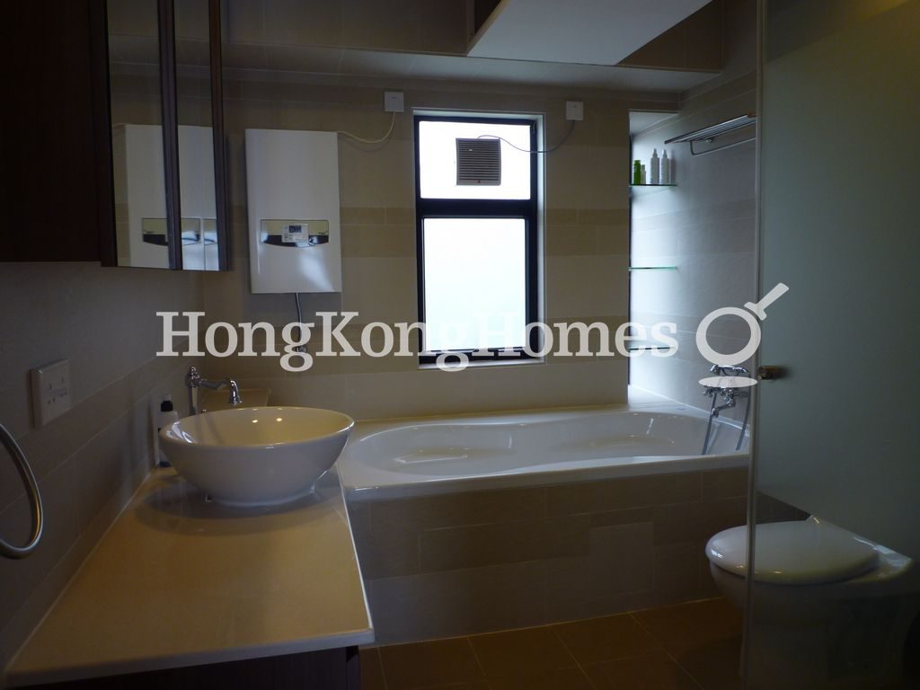 Master Bathroom — Grand Garden - Block 03, Repulse Bay