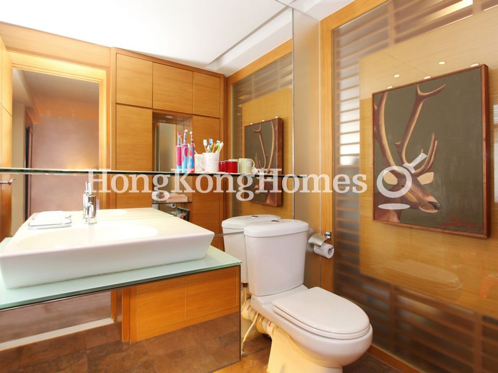 Guest Washroom — Hilary Court, Mid-levels West