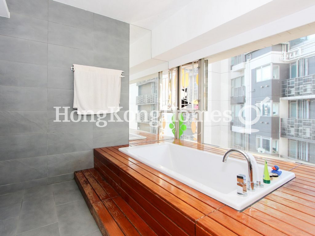 Master Bathroom — Hilary Court, Mid-levels West