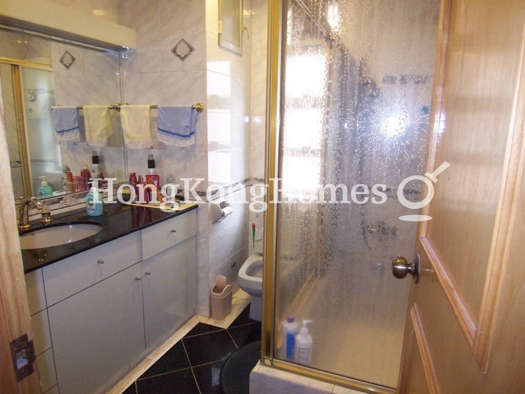 Guest Bathroom — La Clare Mansion - Block A, Pokfulam