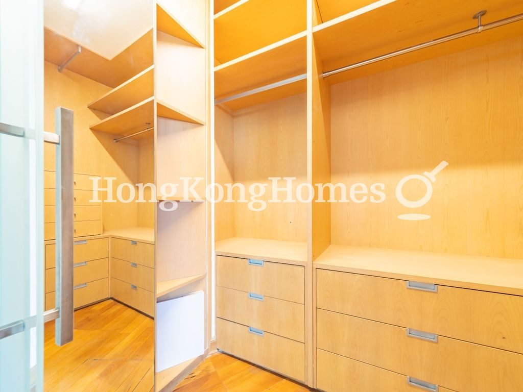 Walk-in Closet in Master Bedroom — La Mer - Block 02, Pokfulam