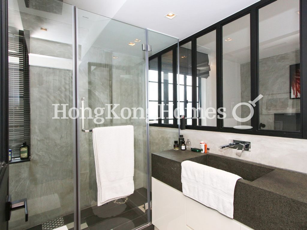 Ensuite Bathroom — Merry Court, Mid-levels West