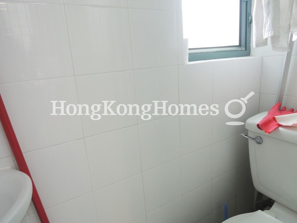 Maid's Bathroom — Robinson Road, 80 - Block 01, Mid-levels West