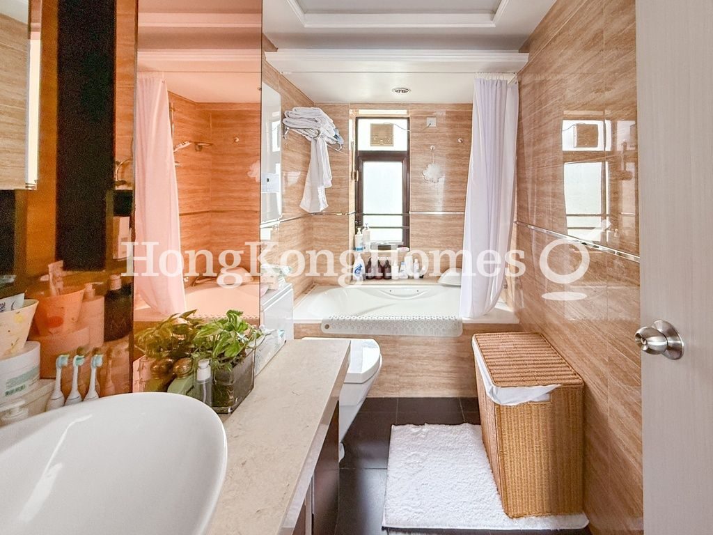 Master Bathroom — Scenic Garden - Block 01, Mid-levels West