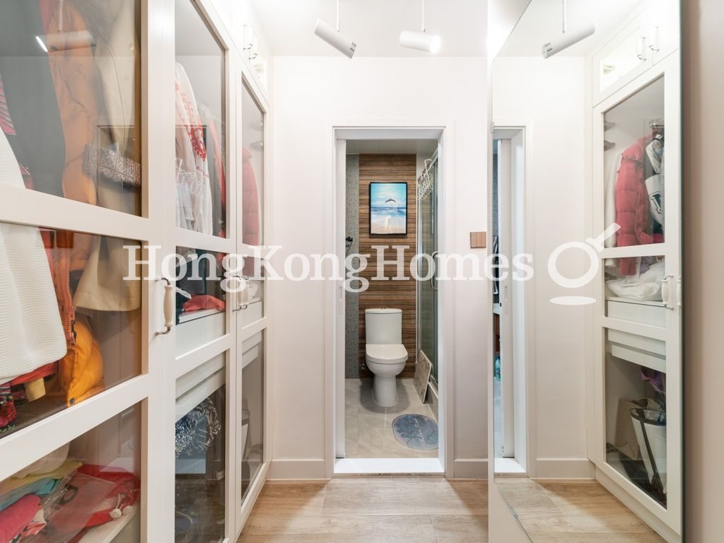 Walk-in Closet in Bedroom — Kam Wa Building, Sai Ying Pun