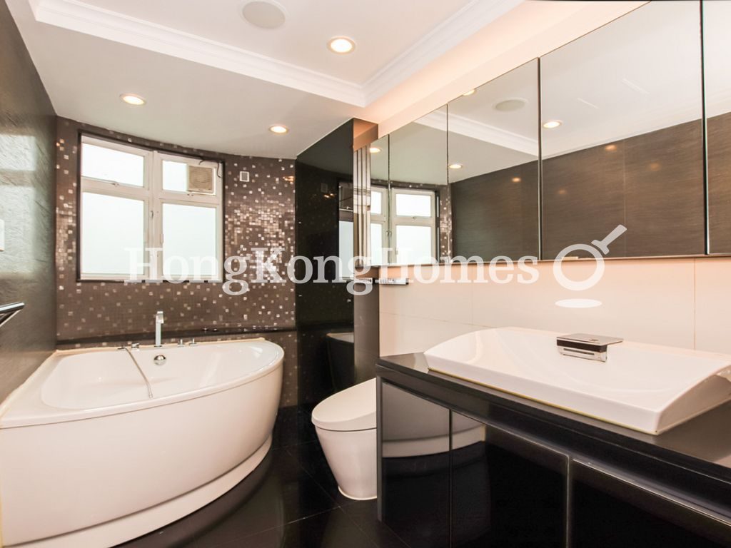 Master Bathroom — South Bay Palace - Block 02, Repulse Bay