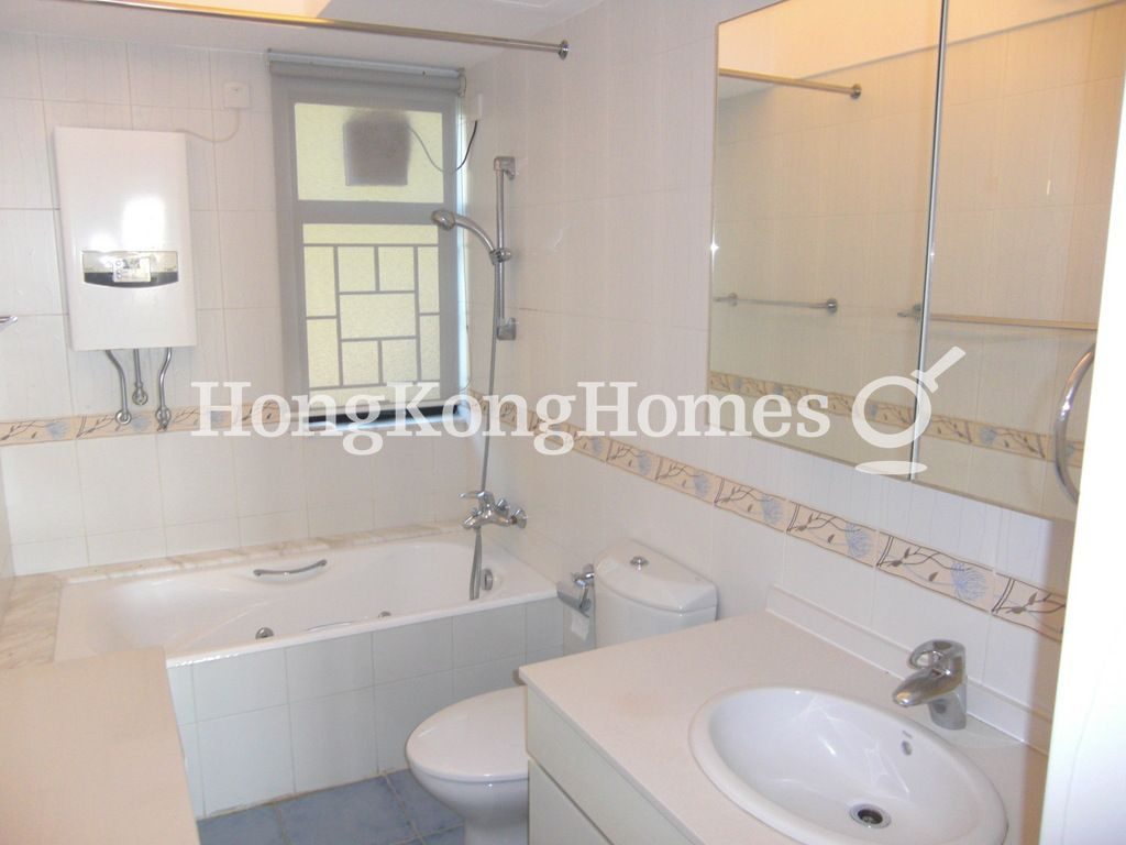 Master Bathroom — Grand Garden - Block 03, Repulse Bay