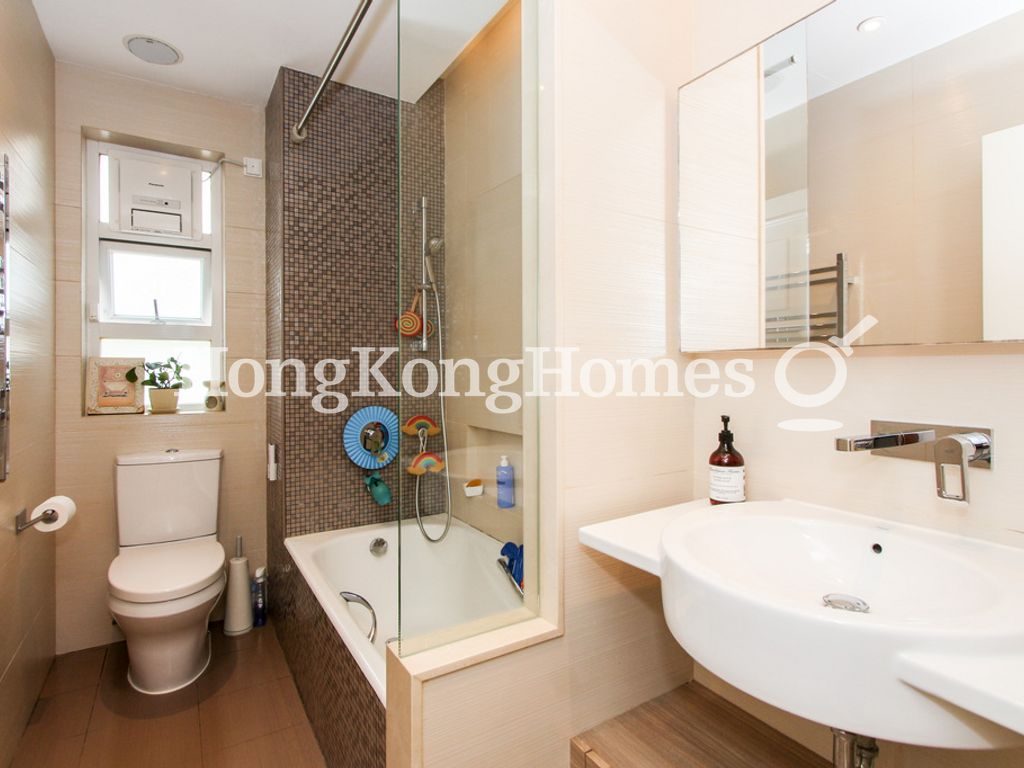 Guest Bathroom — Baguio Villa - Block 41, Pokfulam