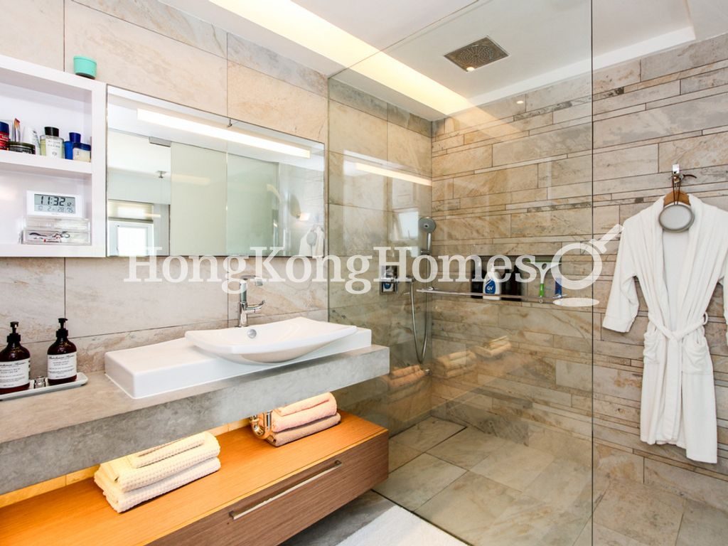 Master Bathroom — Baguio Villa - Block 41, Pokfulam