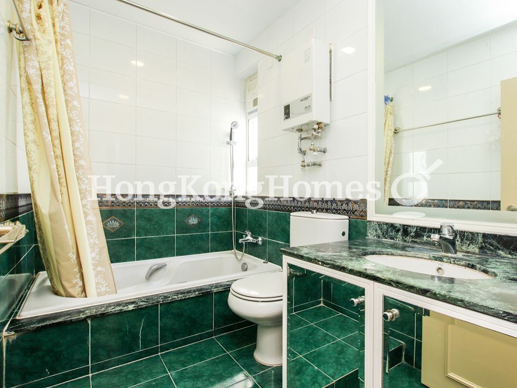 Master Bathroom — Marina Cove - Stage 04, Sai Kung