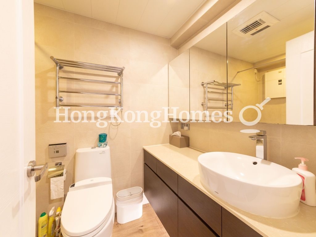 Guest Bathroom — Skyscraper, North Point Hill