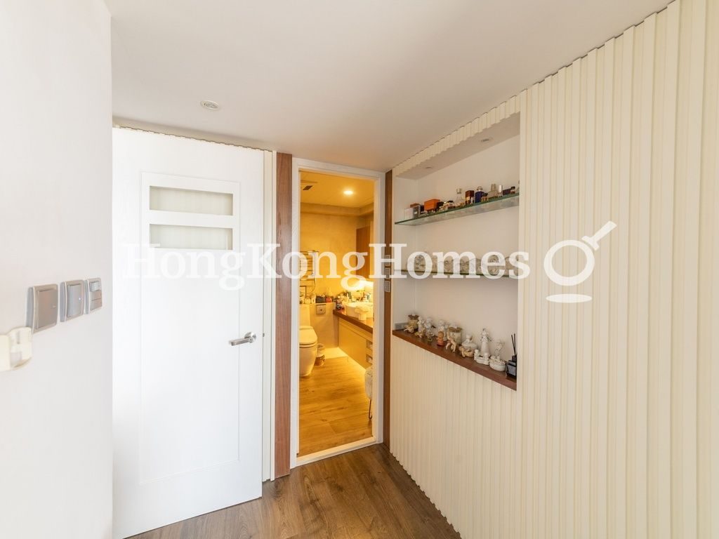 Walk-in Closet in Master Bedroom — Skyscraper, North Point Hill