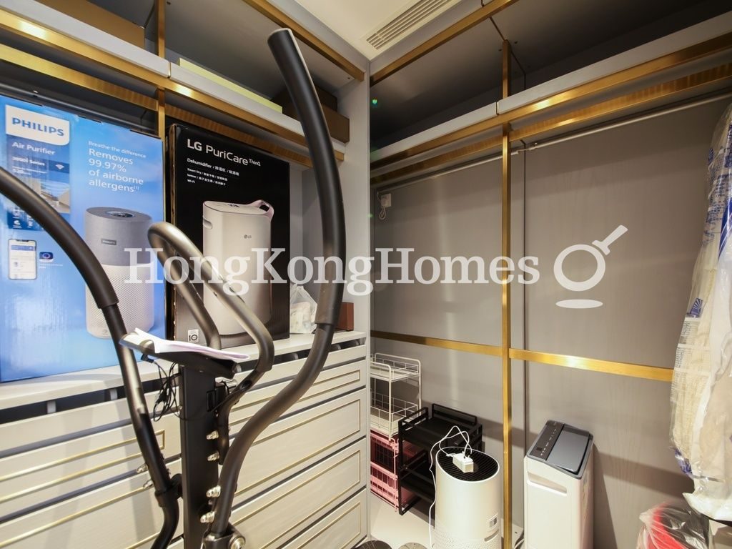Walk-in Closet in Master Bedroom — Shuk Yuen Building, Happy Valley