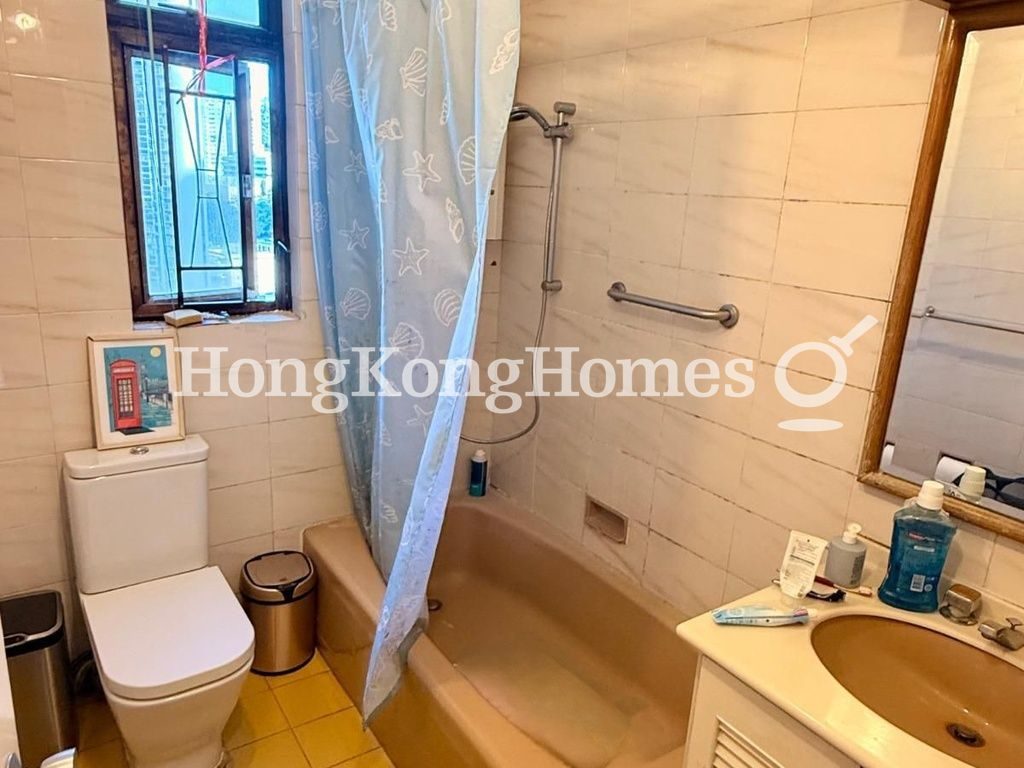 Master Bathroom — Wealthy Heights, Mid-levels Central