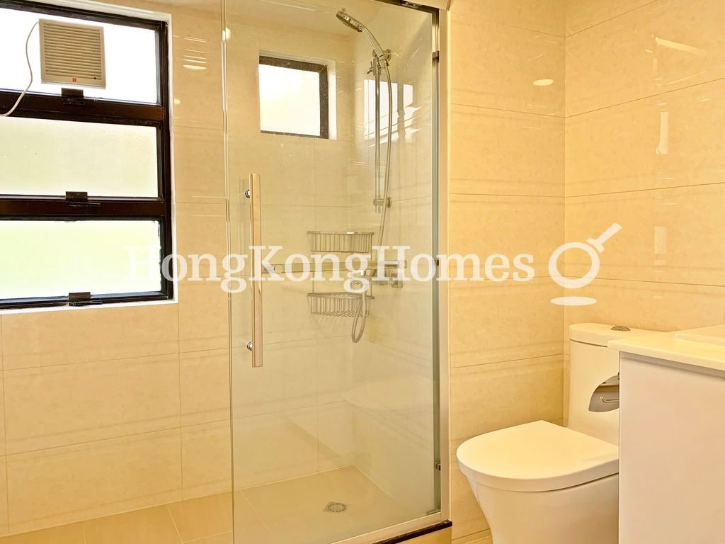 Guest Bathroom — Cavendish Heights - Block 08, Jardine's Lookout
